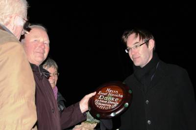 Ehrenteller fr Ernst Hinrichs berreicht durch den neuen Ortsvorsteher Henning Bernau