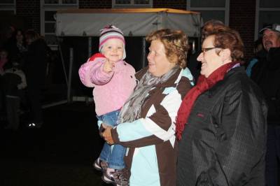 Gro und Klein freuten sich ber den wunderschn geschmckten Baum