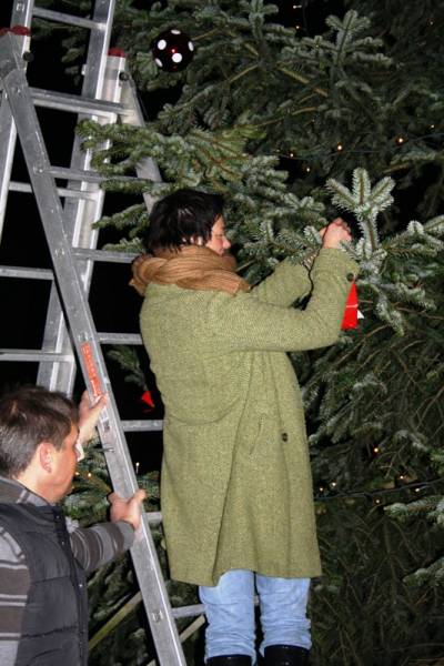 auch die Groen durften Geschenke aufhngen