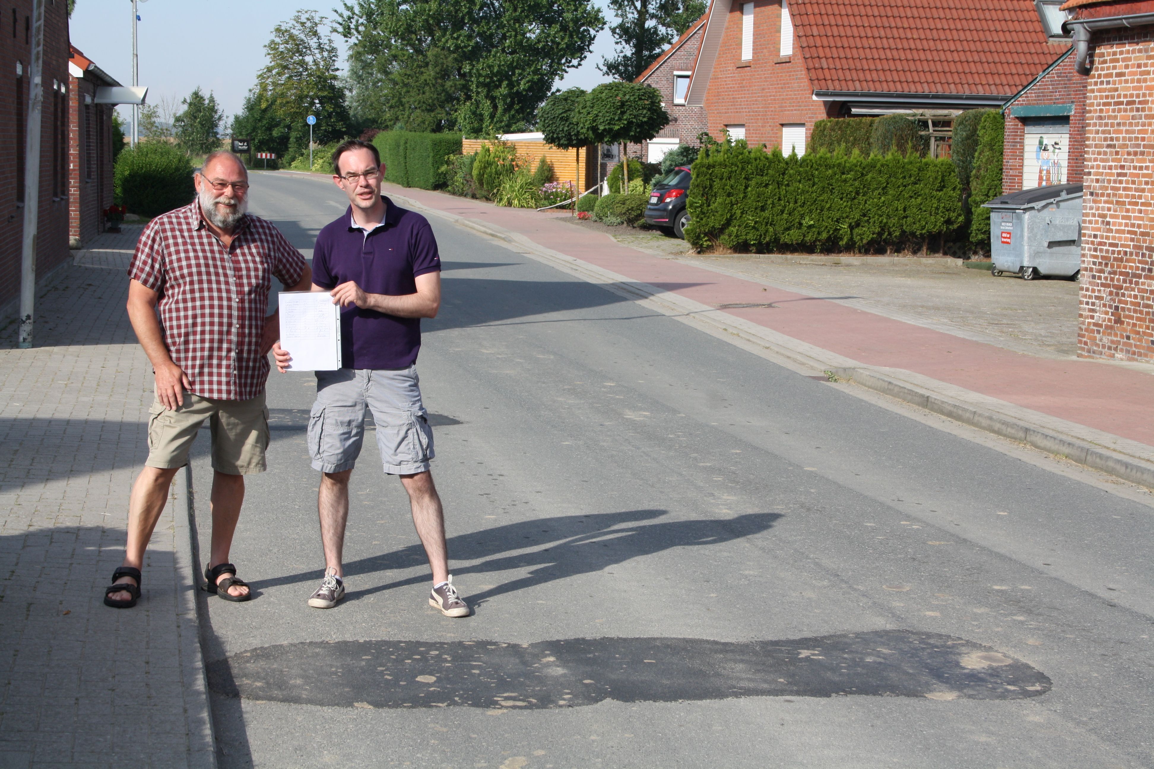 Das Bild zeigt den Buttforder Rainer Knoepp und Ortsvorsteher Henning Bernau bei der Unterschriftenbergabe vor Ort.